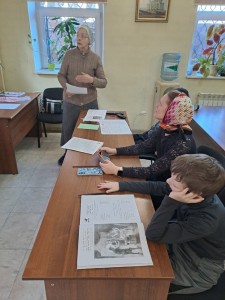 В Богоявленском мужском монастыре в детской воскресной школе продолжается ознакомление детей с первичными понятиями православной веры и на доступном детям уровне попытка реализовать эти знания в каких-то практических навыках, например, на уроках рисования, 