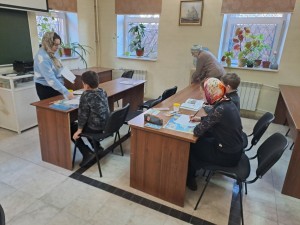 В Богоявленском мужском монастыре в детской воскресной школе продолжается ознакомление детей с первичными понятиями православной веры и на доступном детям уровне попытка реализовать эти знания в каких-то практических навыках, например, на уроках рисования, 