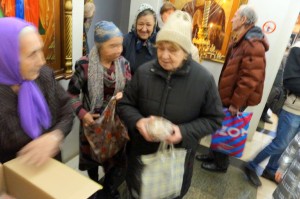 В Богоявленском епархиальном мужском монастыре состоялась благотворительная раздача  хлеба и пряников., 