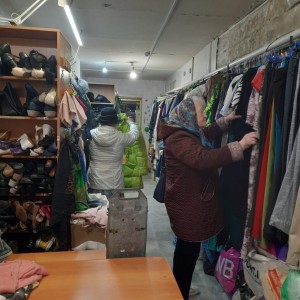 В Богоявленском епархиальном мужском монастыре состоялась воскресная благотворительная раздача нуждающимся людям одежды и обуви., 