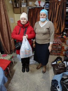 Богоявленский мужской монастырь провел благотворительную раздачу продуктовых наборов., 