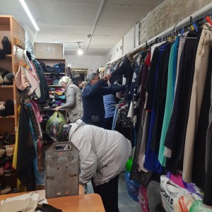 В Богоявленском епархиальном мужском монастыре состоялась воскресная благотворительная раздача нуждающимся людям одежды и обуви., 