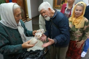 В Богоявленском мужском монастыре состоялась  благотворительная  раздача  хлеба и пряников., 