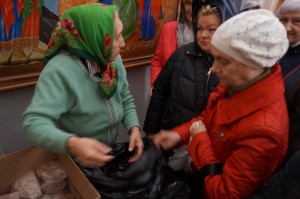 В Богоявленском мужском монастыре состоялась  очередная благотворительная  раздача  хлеба и пряников., 