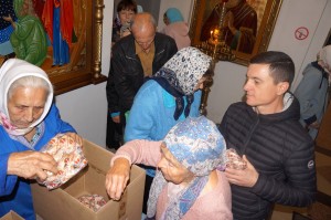 В Богоявленском епархиальном мужском монастыре состоялась воскресная благотворительная раздача пряников., 