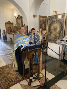 В канун Похвалы Пресвятой Богородицы Игумен Нестор (Болков ) возглавил вечернее богослужение с чтением Акафиста Похвалы Пресвятой Богородицы в Богоявленском мужском монастыре., 