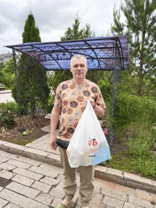 В Богоявленском мужском  монастыре Челябинска провели благотворительную раздачу продуктовых наборов., 