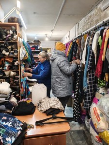 В Воскресение 19 октября 2025 года в Богоявленском мужском монастыре состоялась благотворительная раздача одежды и обуви., 